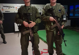 Uczniowie klasy wojskowej na zawodach strzeleckich
