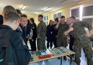 Spotkanie uczniów Karskiego z przedstawicielami uczelni mundurowych
