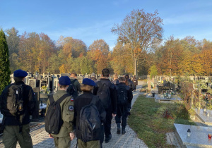 Wolontariusze Karskiego porządkują groby na cmentarzu w Bedoniu