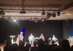 Humaniści Karskiego na spektaklu "Lekkomyślna siostra" w Domu Kultury 502