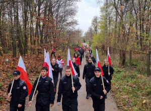 Marsz Patriotyczny Nordic Walking w Justynowie z udziałem uczniów Karskiego