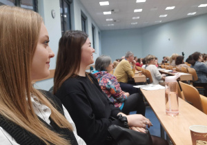 Wojewódzka debata o ocenianiu z udziałem uczennic Karskiego