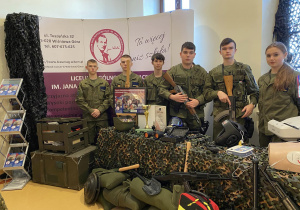 Uczniowie Karskiego w Wojskowych Targach Służby i Pracy