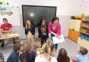 Licealiści Karskiego czytają przedszkolakom