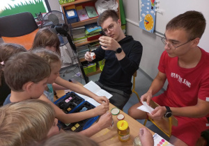 Licealiści Karskiego czytają przedszkolakom